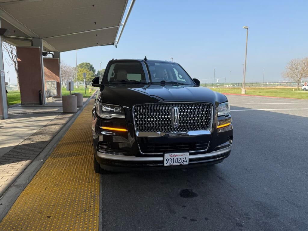 Emelx Luxury Lincon Navigator at Airport