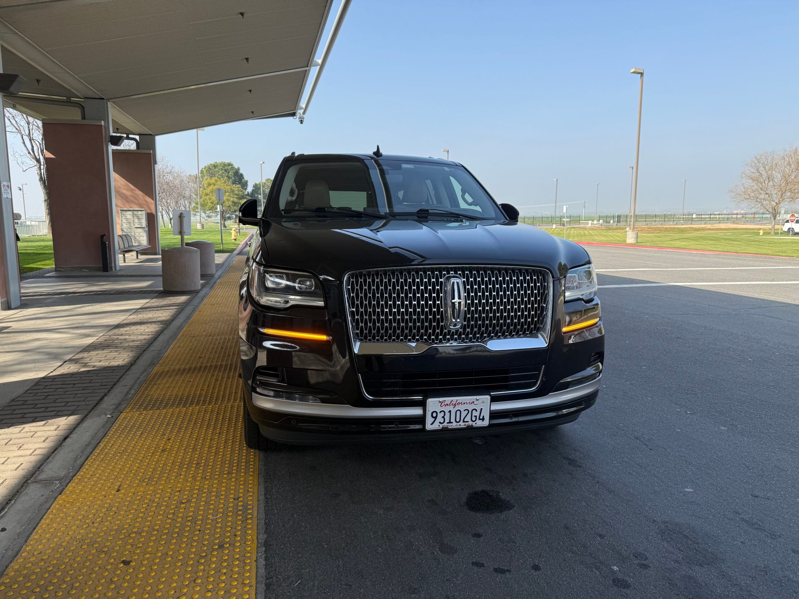 Emelx Luxury Lincon Navigator at Airport